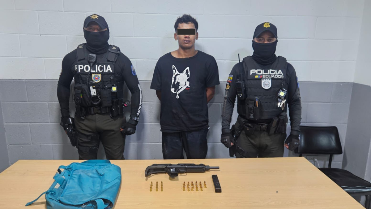 El arma fue hallada dentro de un bolso. Allí también portaba municiones.