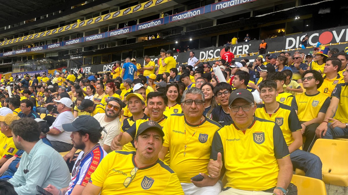 Hinchas de Ecuador que llegaron de La Troncal en el estadio Monumental para el Ecuador vs Argentina.