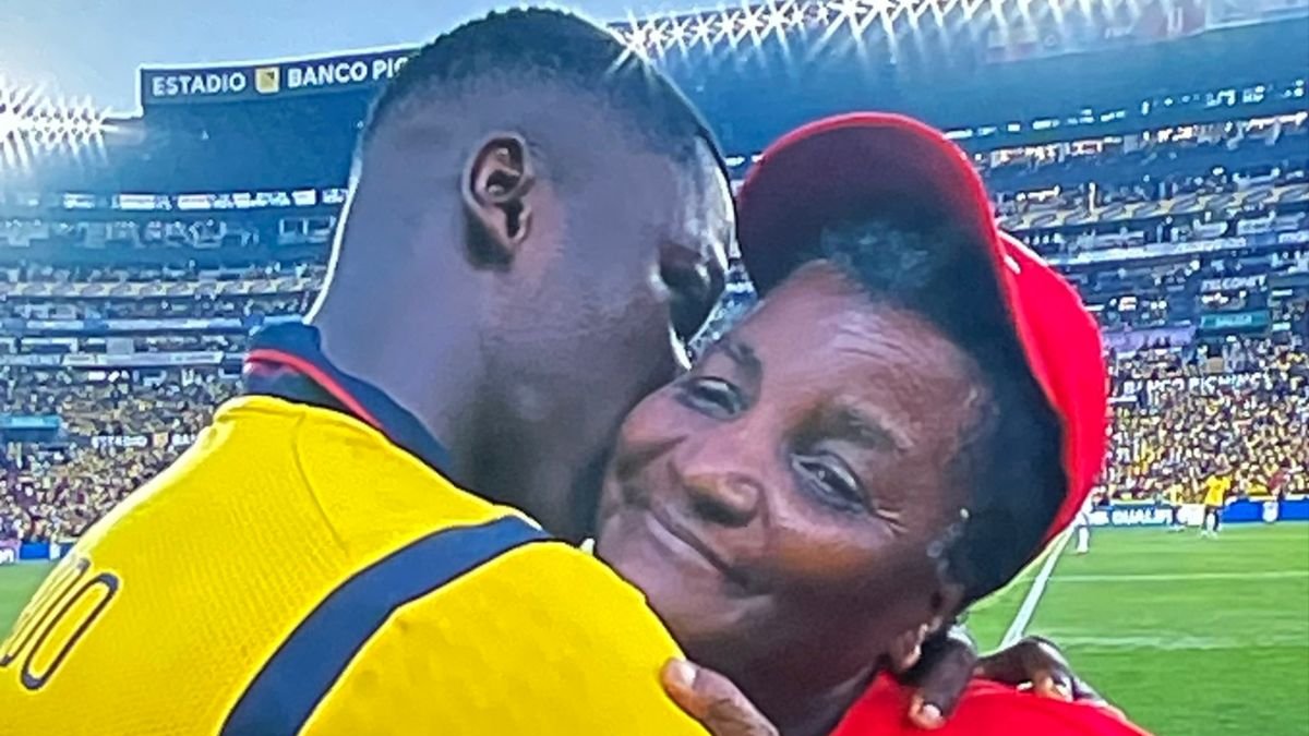 El abrazo increíble de Moisés Caicedo y doña Carmen.