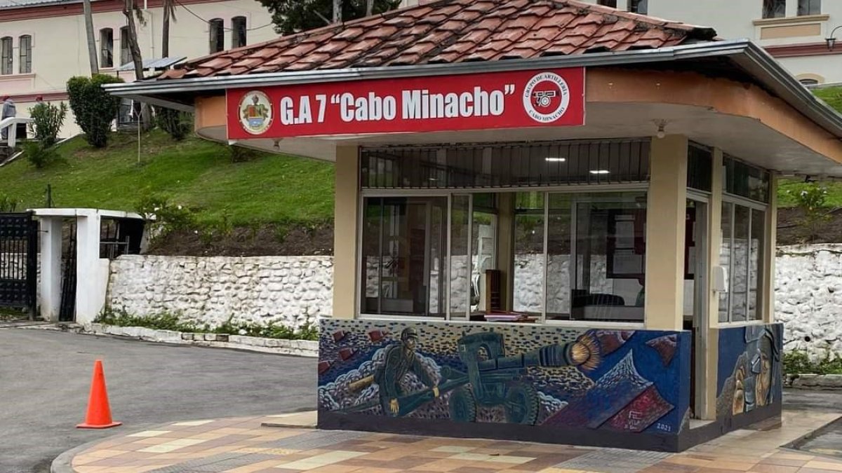 El cuerpo de un soldado de reserva fue levantado por las autoridades en el Fuerte Militar Cabo Minacho, en Loja.