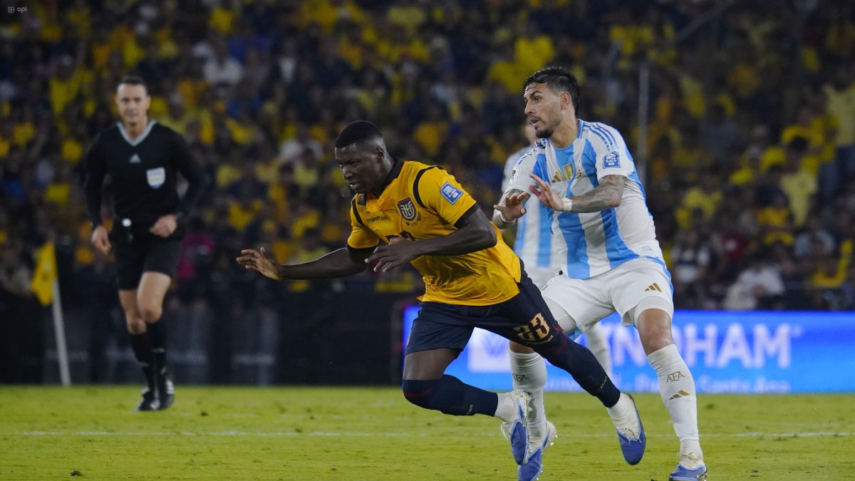Moisés Caicedo fue expulsado ante Argentina. El volante es pieza clave en la Tricolor y uno de sus capitanes.