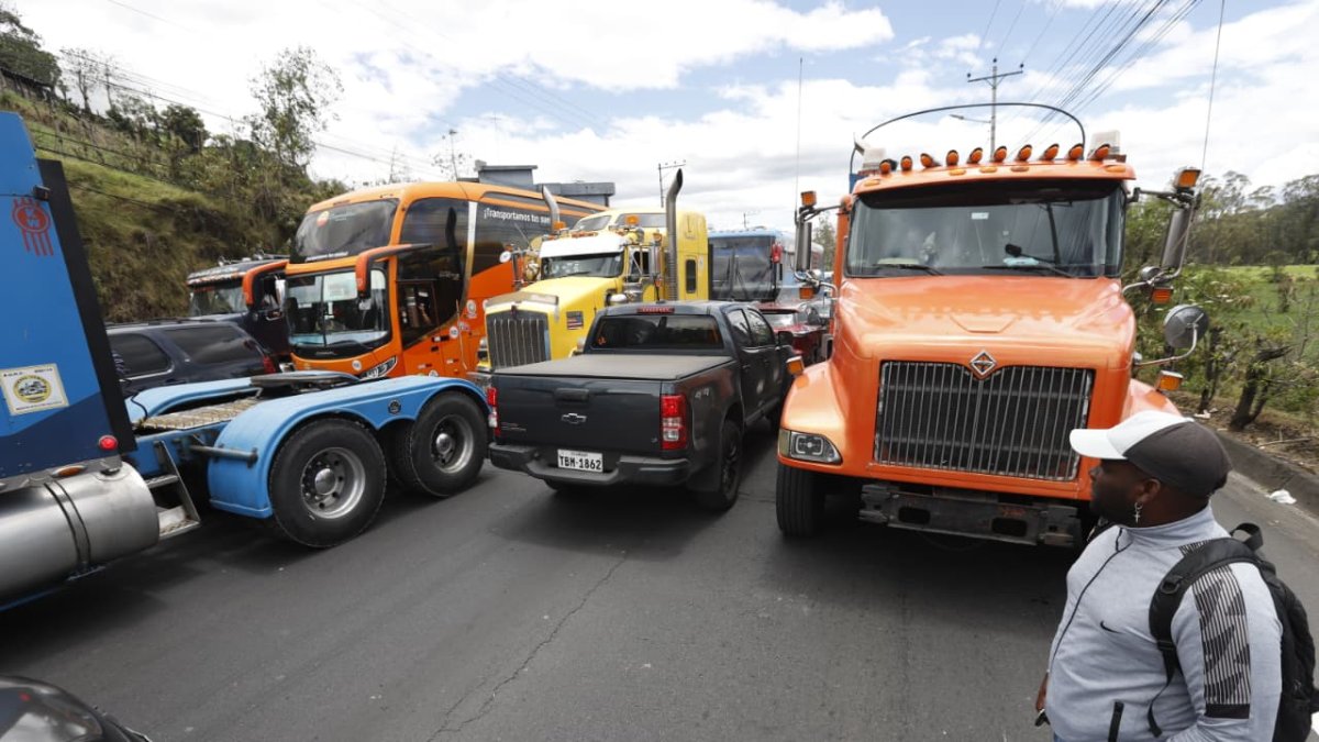 Transportistas advierten crisis por incremento del precio del diésel.