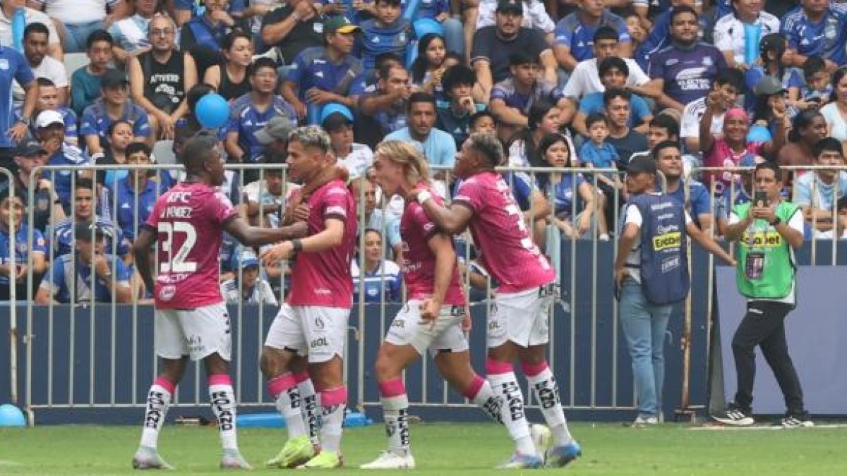 El delantero Claudio Spinelli (tercero desde la izquierda) es otra de las figuras del campeonato nacional