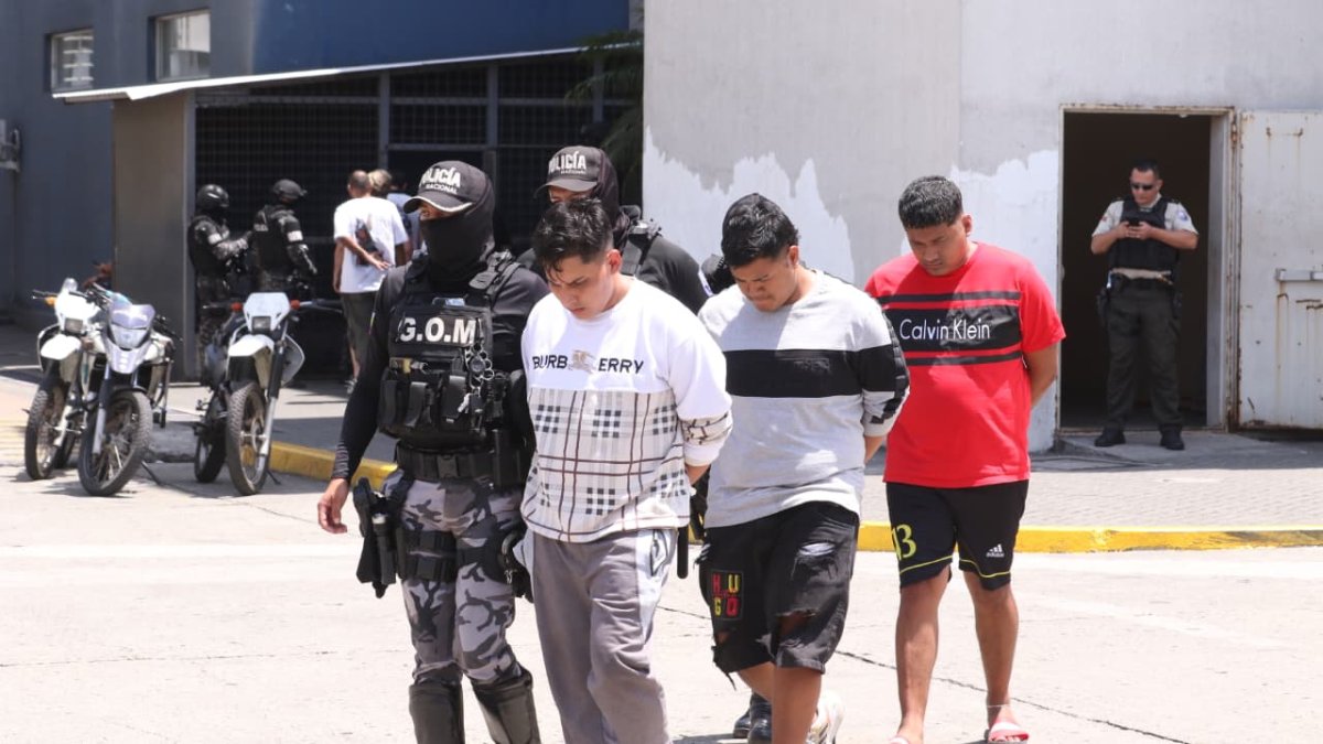 Tres hombres, una mujer y menor fueron aprehendidos. La mujer fue aislada por mantenerse en estado de gestación.