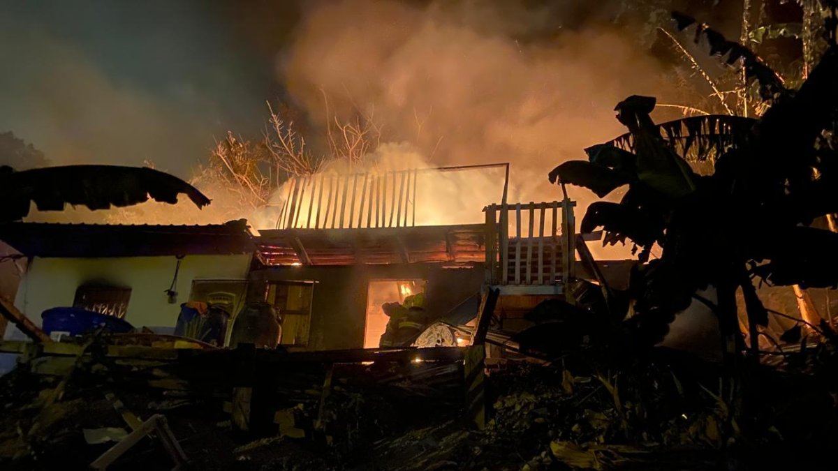 El incendio destruyó por completo una vivienda y provocó las explosiones de cilindros de gas. Bomberos atendieron la emergencia.