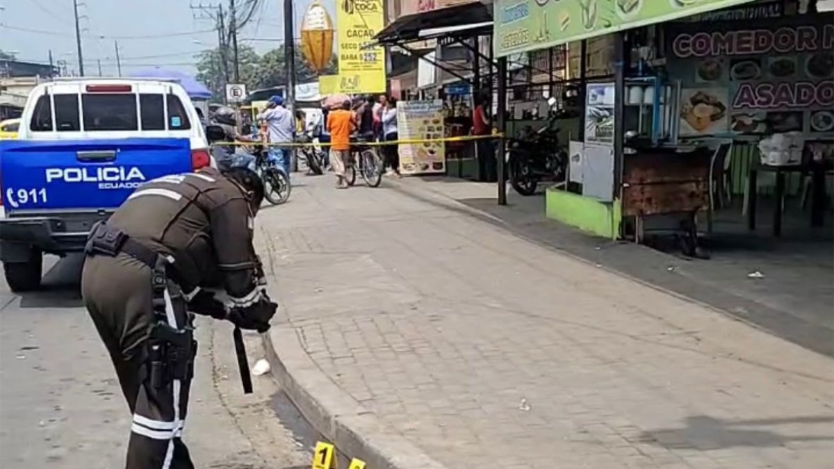 Policías levantan evidencias luego del crimen.