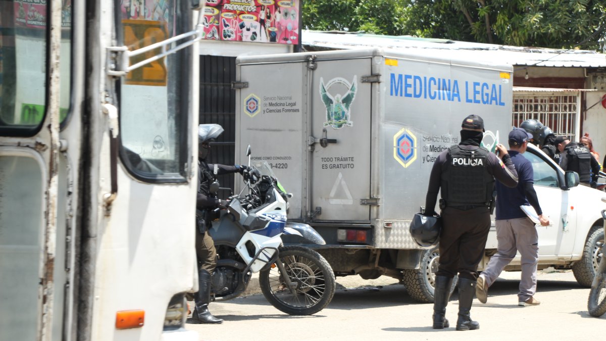 Los cadáveres fueron retirados al amanecer de este viernes.