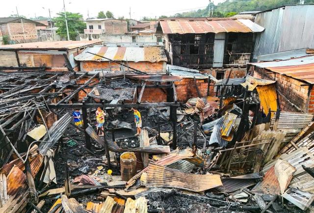 Incendio en Chone deja seis casas destruidas y más de 30 damnificados