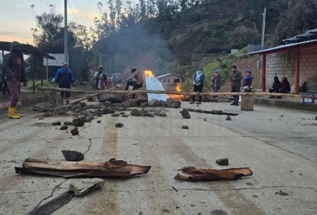 Vía Loja-Cuenca cerrada: mujer muere asfixiada por gases durante enfrentamientos