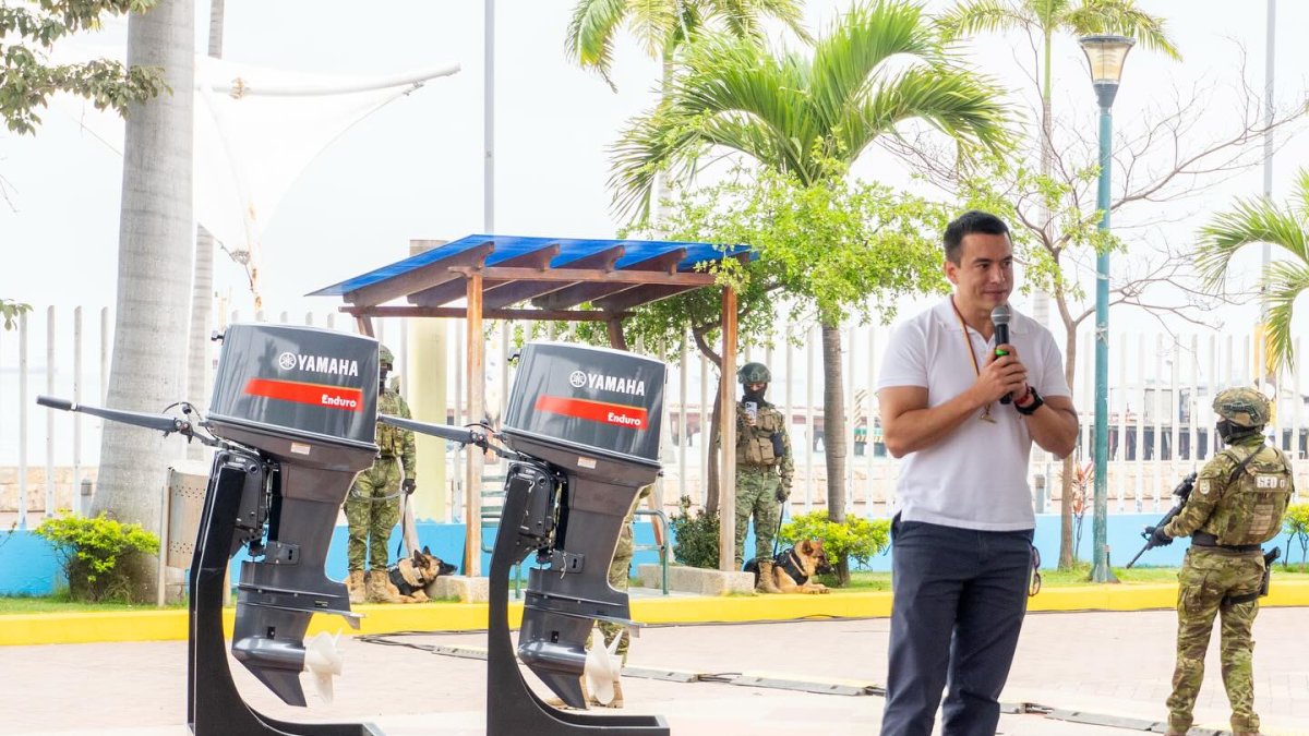 El presidente de la República, Daniel Noboa, en la entrega de los motores para los pescadores