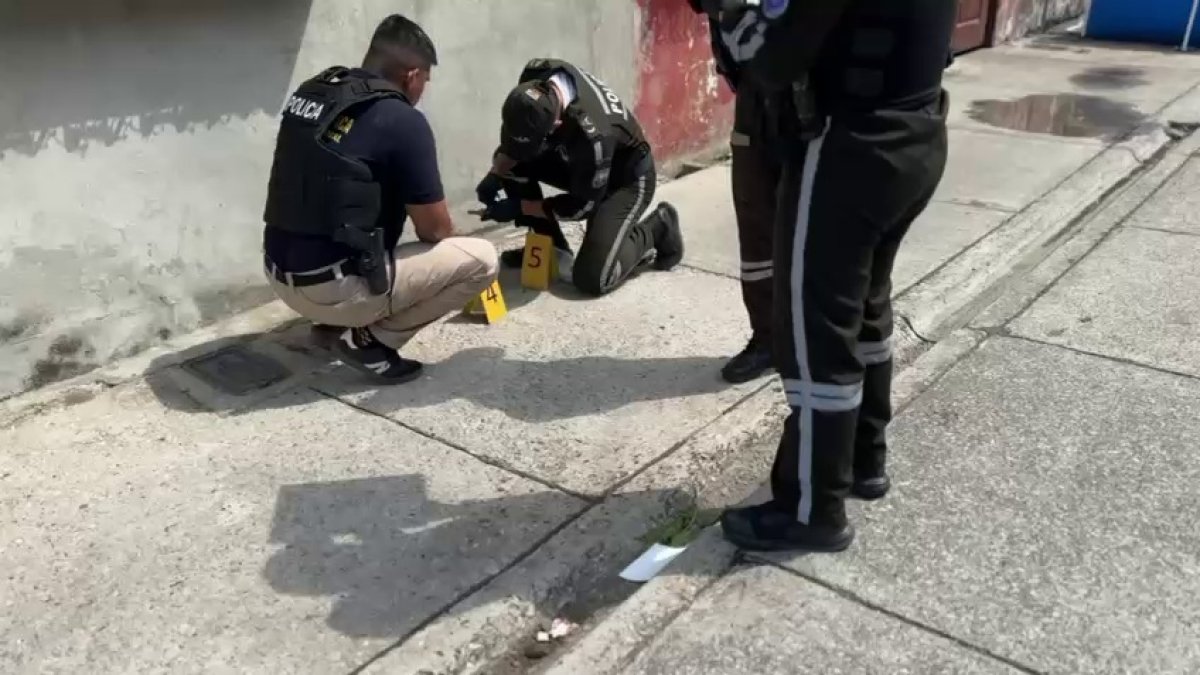 Agentes de Criminalística realizan las pericias luego de un caso de delincuente abatido.