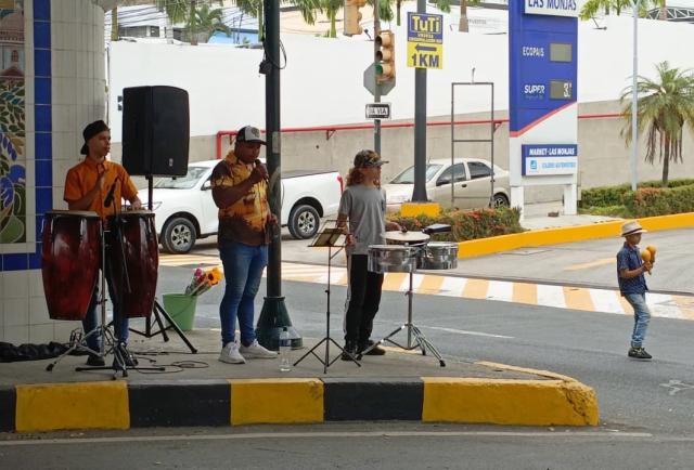 Un padre y sus tres hijos: Family Sound, el grupo musical que conquista Guayaquil