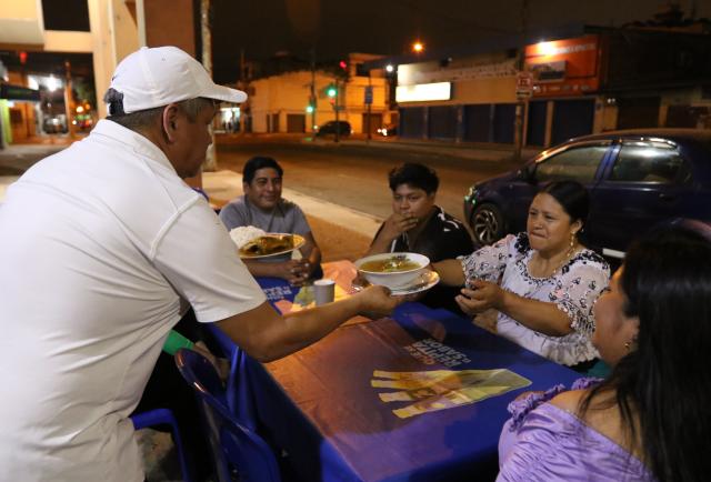 Una cucharada menos: la crisis del menú a dólar en Guayaquil tras alza de precios