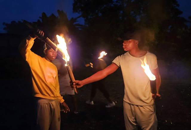 Esmeraldas: Antorchas y alegría iluminaron el amanecer de las fiestas en Selva Alegre
