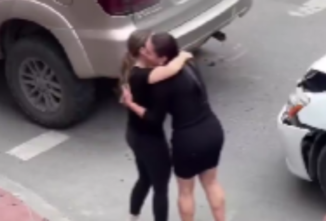 Choque entre dos mujeres en Loja termina con un abrazo y se vuelve viral | video