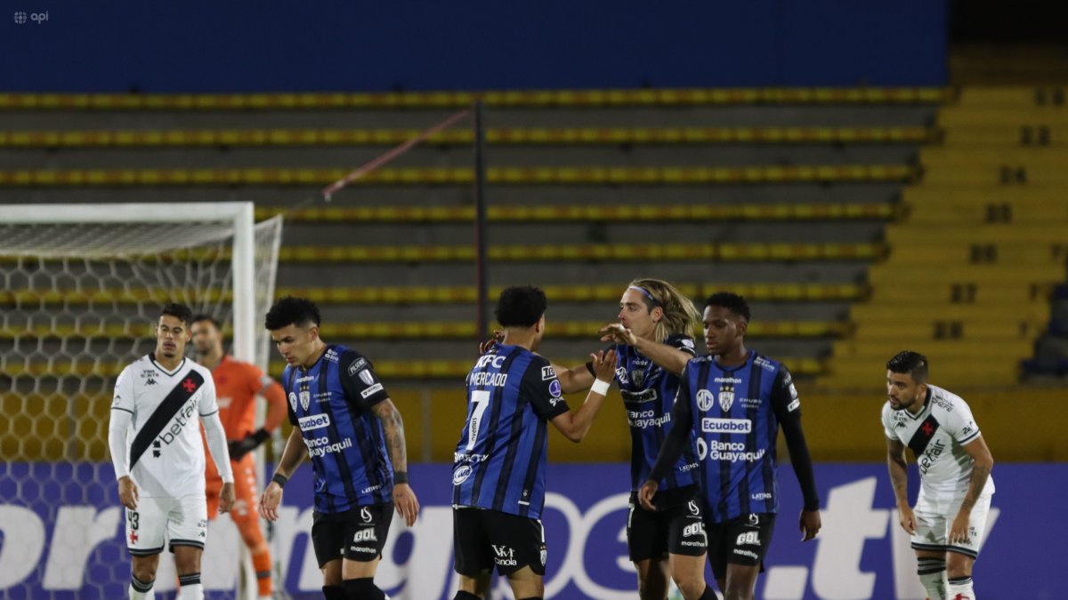 Con el goleador Claudio Spinelli (c) comandando el ataque, los rayados buscan ontener una buena ventaja en casa.