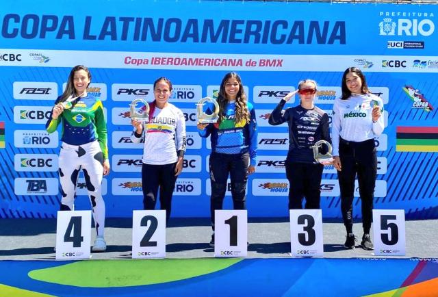 Doménica Mora y Doménica Azuero lideran a Ecuador en el BMX Iberoamericano