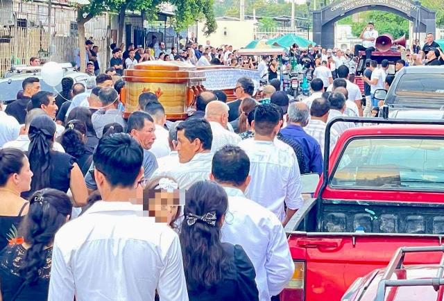 Rocafuerte despide entre lágrimas a las víctimas de la matanza en El Cerrito