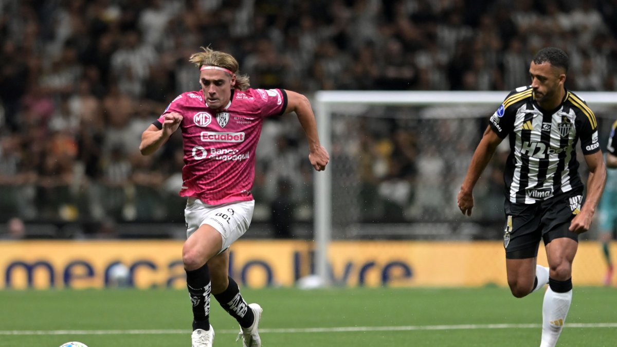 Vitor Hugo (d) de Atlético Mineiro disputa en balón con Claudio Spinelli (i) de Independiente del Valle.