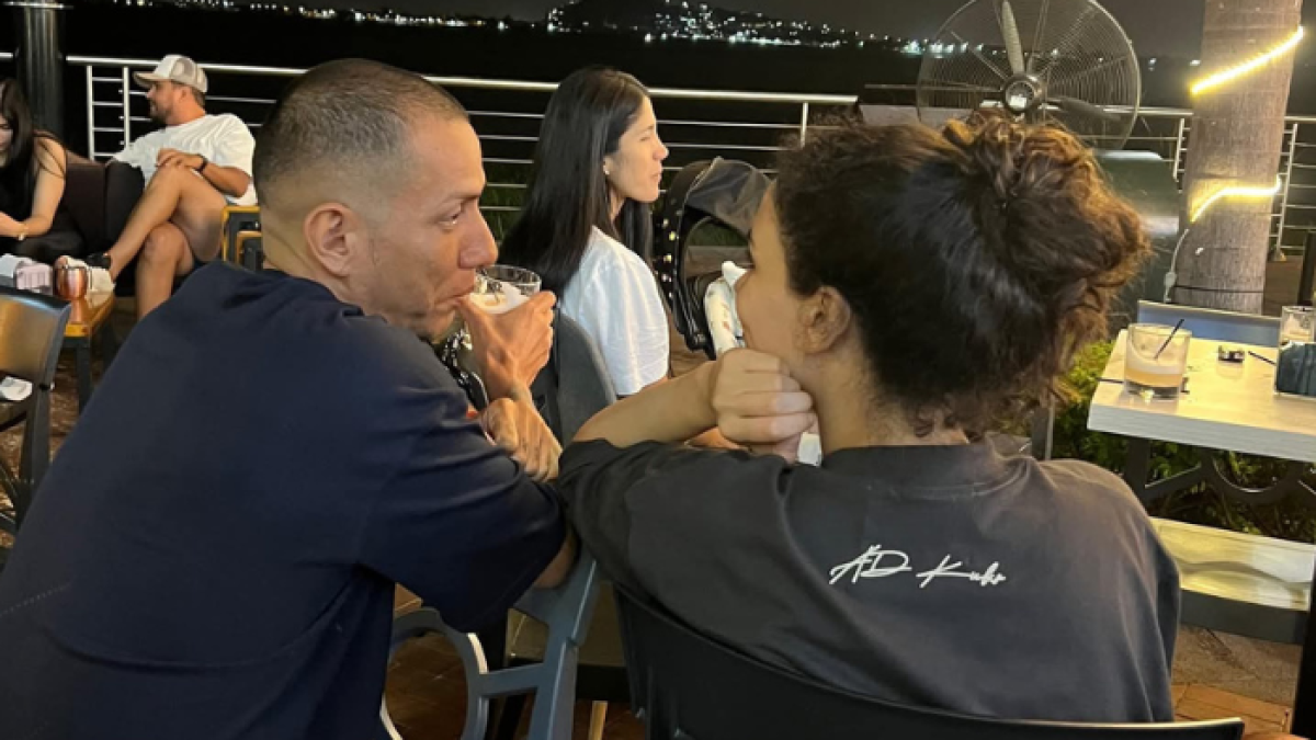 Luisao Rostro Económico y Mare Cevallos fueron captados en un restaurante de Guayaquil.