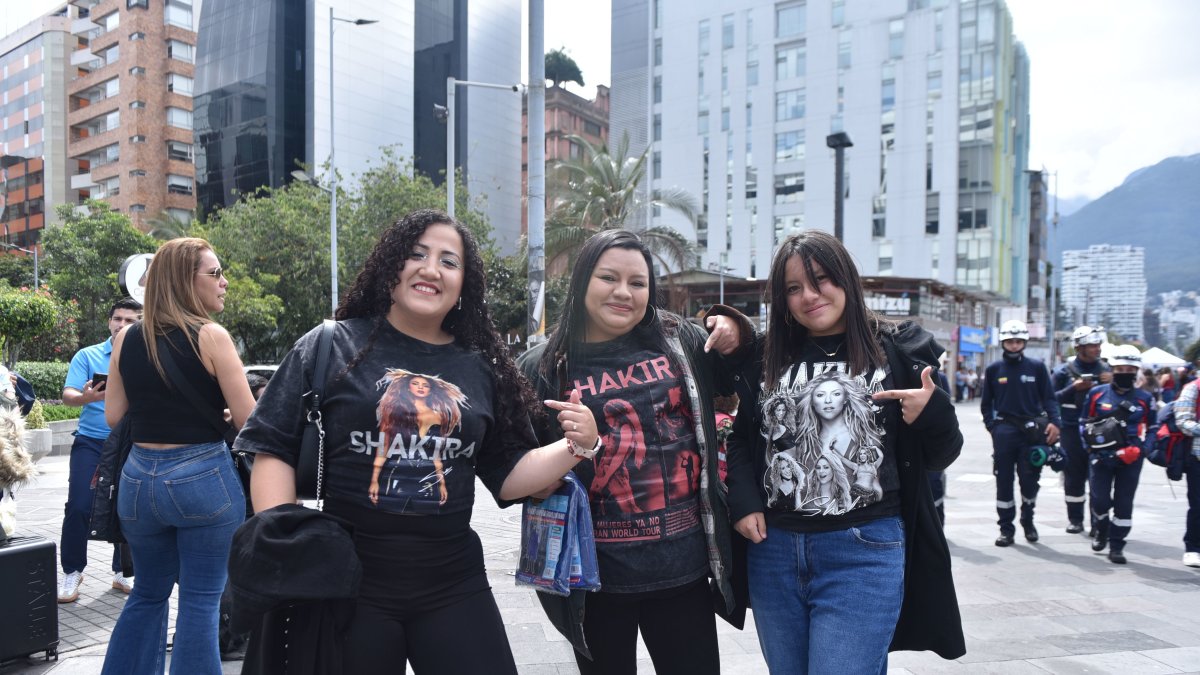 Mamá, cuñada e hija llegaron tempranito para ver a Shakira y corear sus canciones.