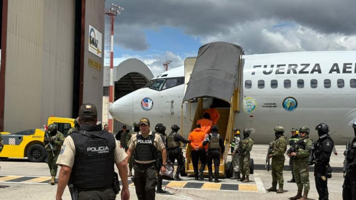 Los reos fueron trasladados vía aérea desde la cárcel de Cotopaxi.