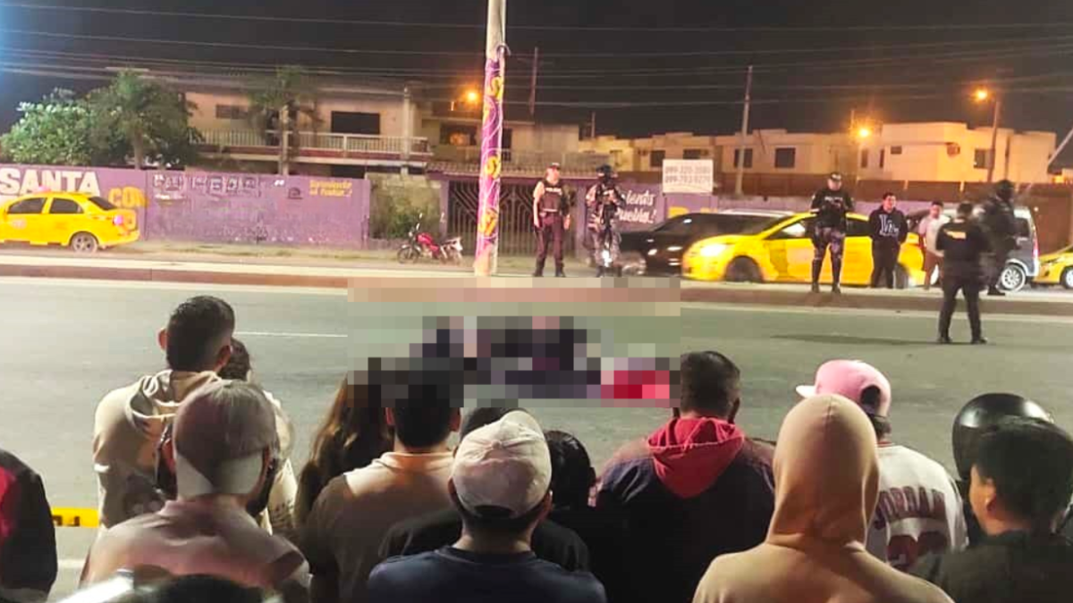 El hombre quedó junto a su motocicleta y con una maleta en la espalda.
