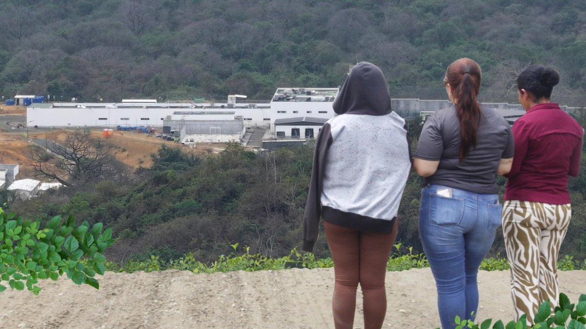 Familiares de tres reclusos trasladados desde Santo Domingo llegaron la tarde del lunes y permanecieron hasta ayer en busca de información.