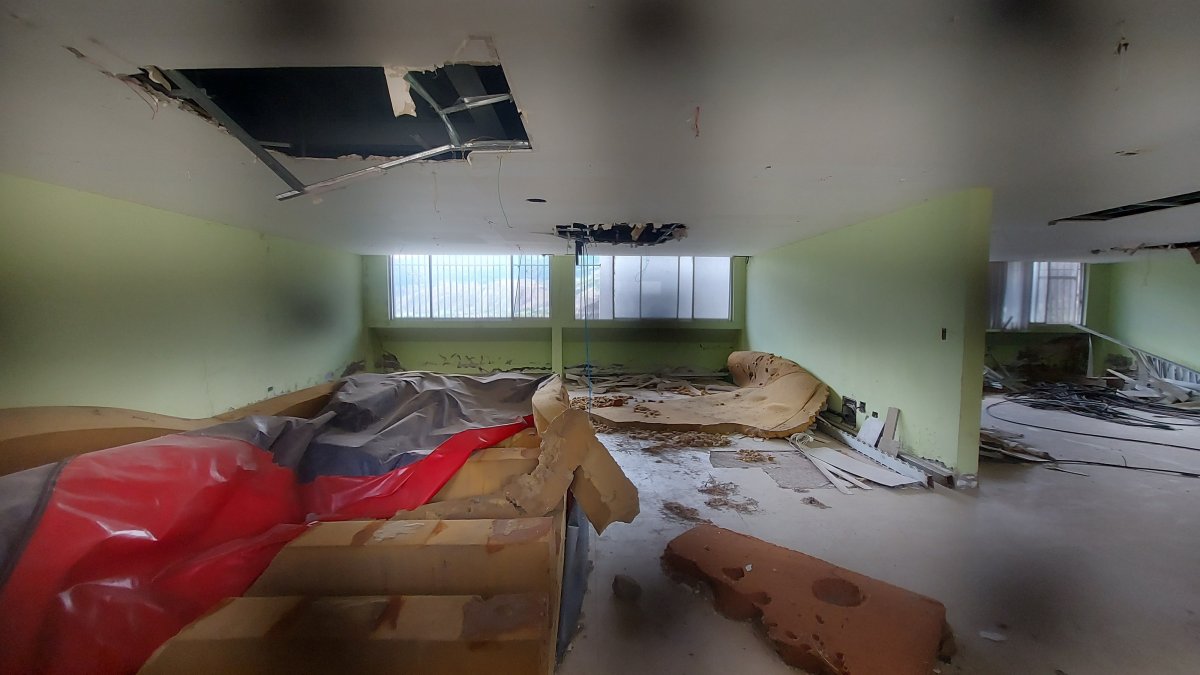 Escombros, implementos olvidados, huecos en los tumbados es solo una de las caras de Carpuela.