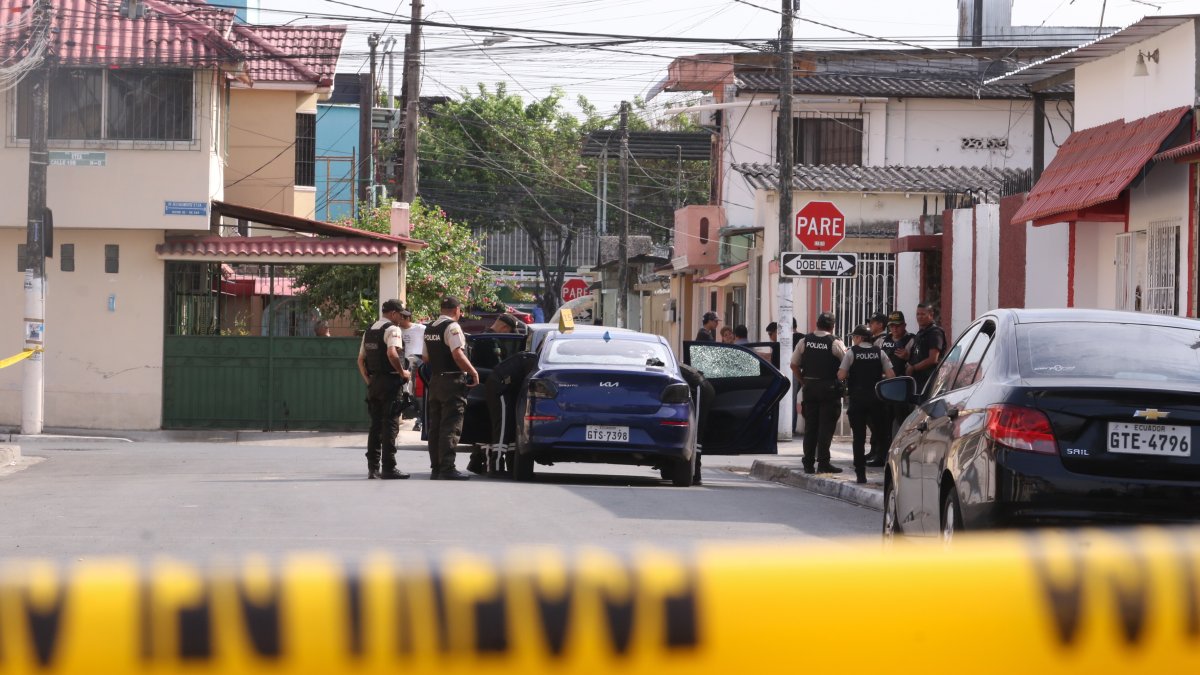 El carro baleado quedó abandonado a pocos metros del lugar del crimen.