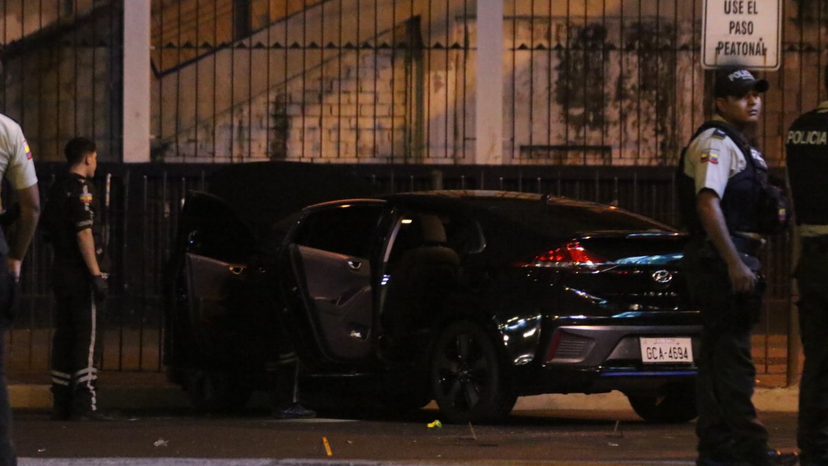 El carro siniestrado se estrelló contra una reja de seguridad.