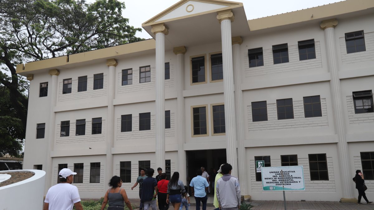 Entrada principal de la Universidad Agraria, escenario de opiniones cruzadas y rumores durante la votación dominical.