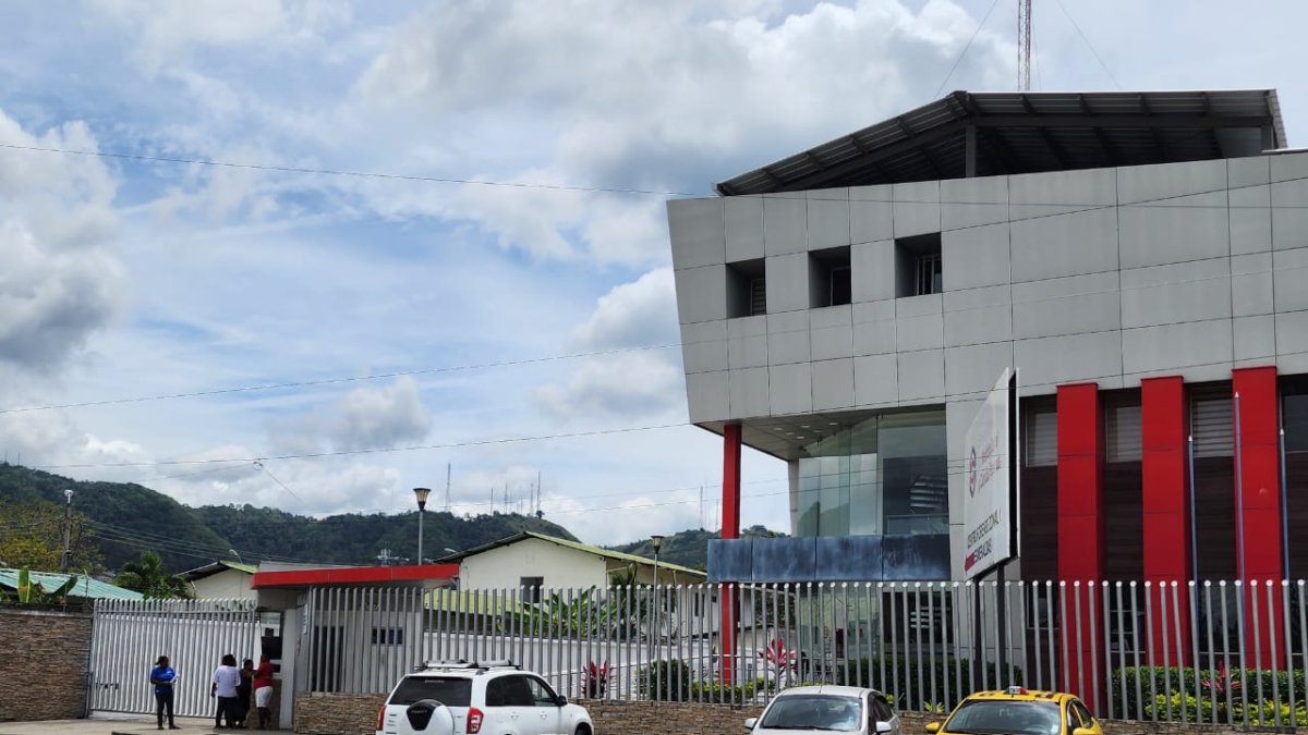 Familiares de los esposos asesinados en Pianguapí, acudieron la mañana de este miércoles al Centro Forense de Esmeraldas para retirar los cuerpos.