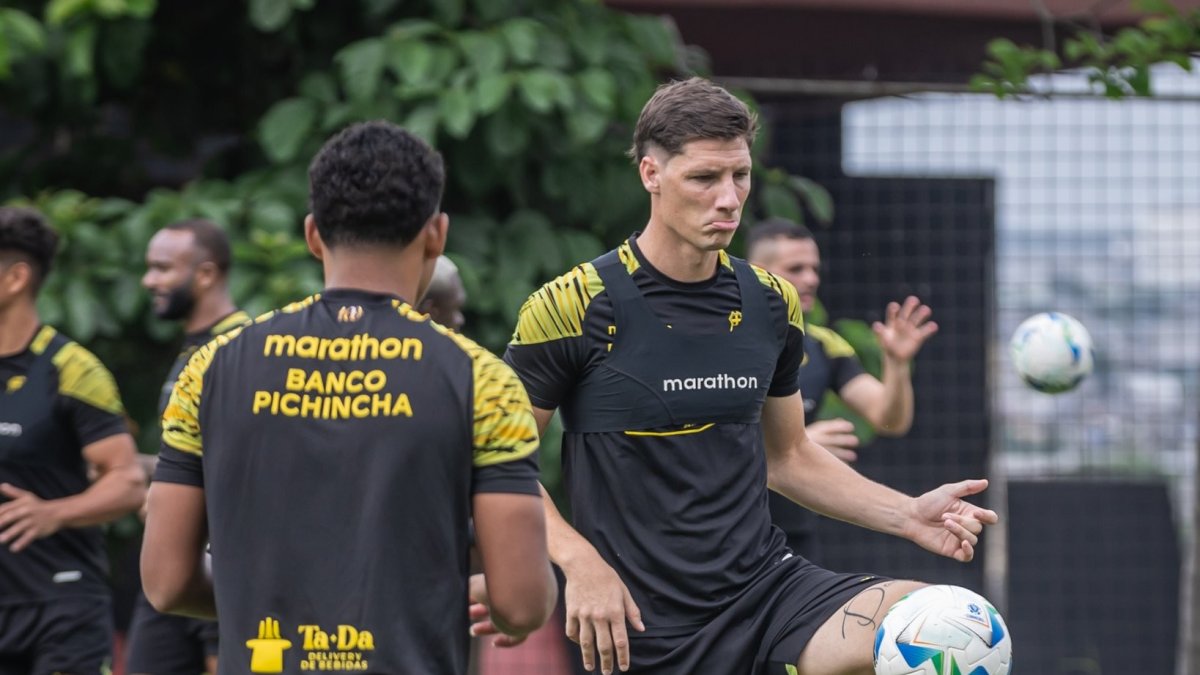 Gastón Campi (d) defensor central de Barcelona SC.