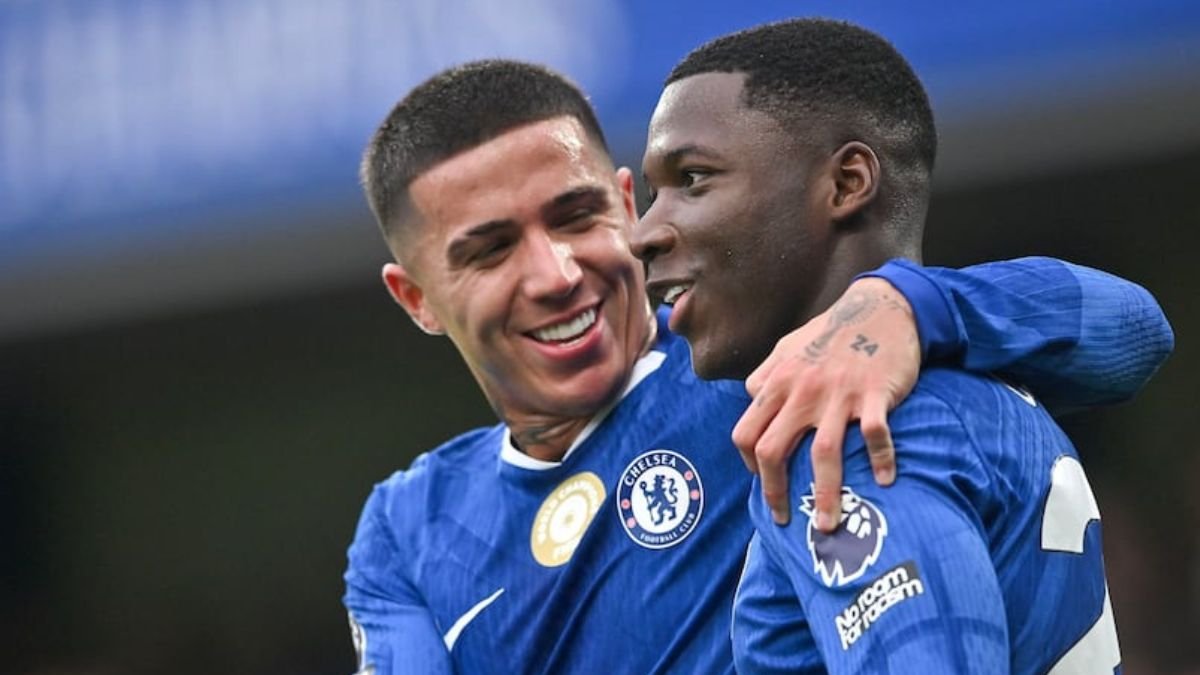 Enzo Fernández y Moisés Caicedo jugadores del Chelsea.
