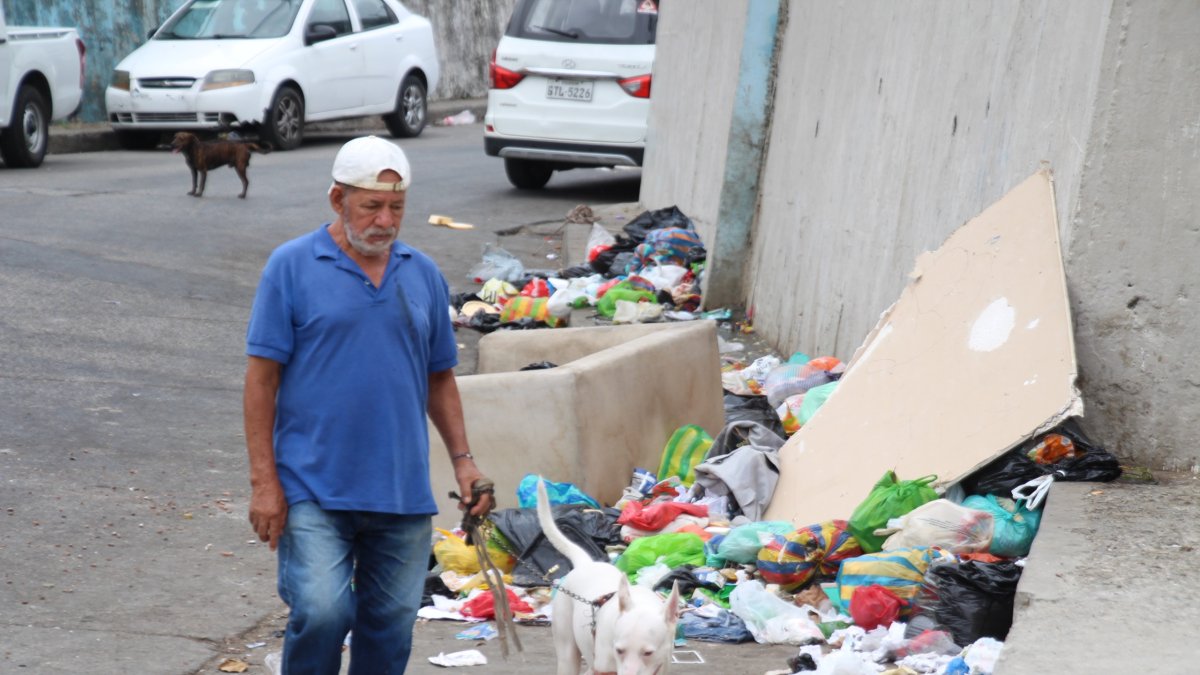 Imagen referencial. En sectores como la Martha de Roldós, en el norte de Guayaquil, las personas amontonan basura incluso minutos después de que pase el recolector.