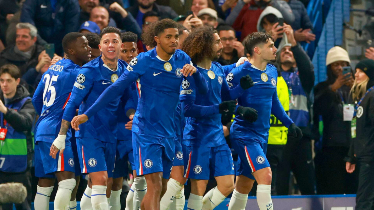 Moisés Caicedo (izq.) celebra con sus compañeros del Chelsea.