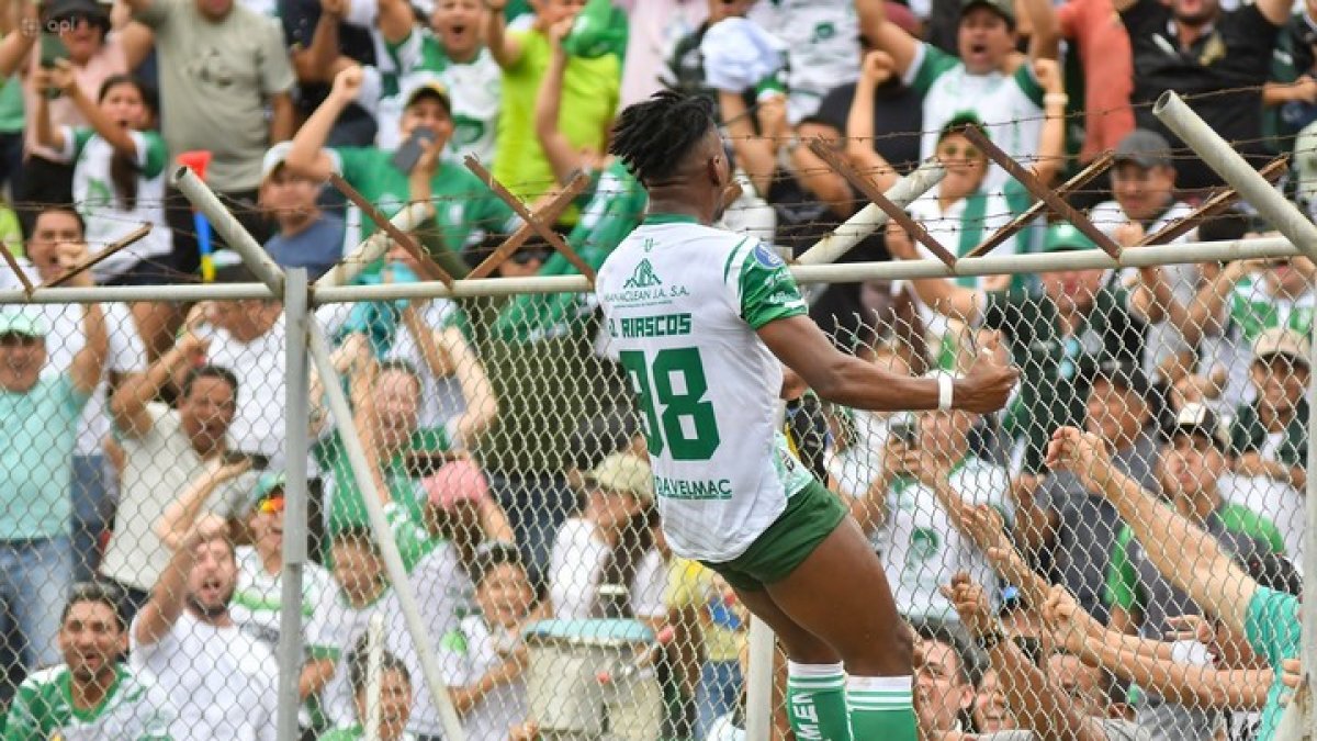 Riascos, autor del gol de Liga de Portoviejo, celebró con la hinchada en el Reales Tamarindos.