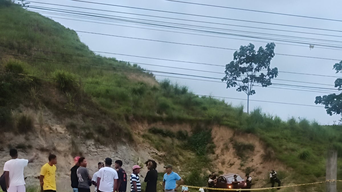 Agentes policiales inspeccionan el vehículo donde fueron hallados los cuerpos de dos hombres ejecutados a tiros en el recinto Bilsa, Muisne.