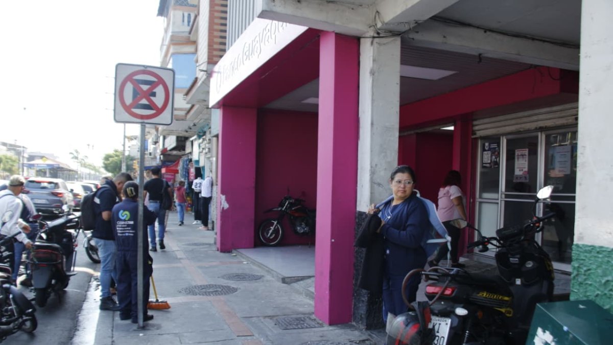 Ocurrió en una agencia bancaria de Guayaquil, donde un delincuente agredió a un guardia de seguridad y le robó su arma de fuego en plena jornada laboral.