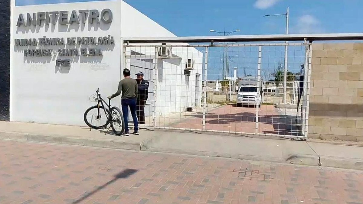 Antes de su trasladado a la Amazonía ecuatoriana, el cuerpo fue sometido a una necropsia en Santa Elena.