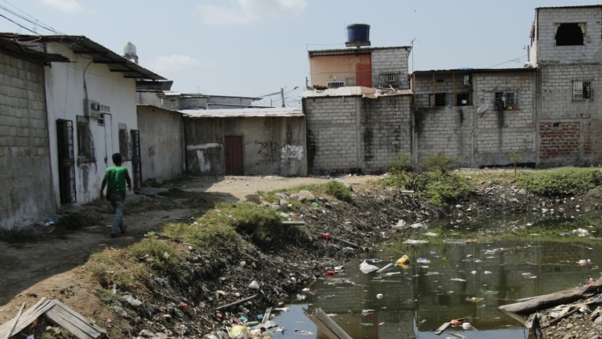 El crimen ocurrió cerca de las calles 28 y Mogollón, a orillas del estero en el suburbio de Guayaquil.