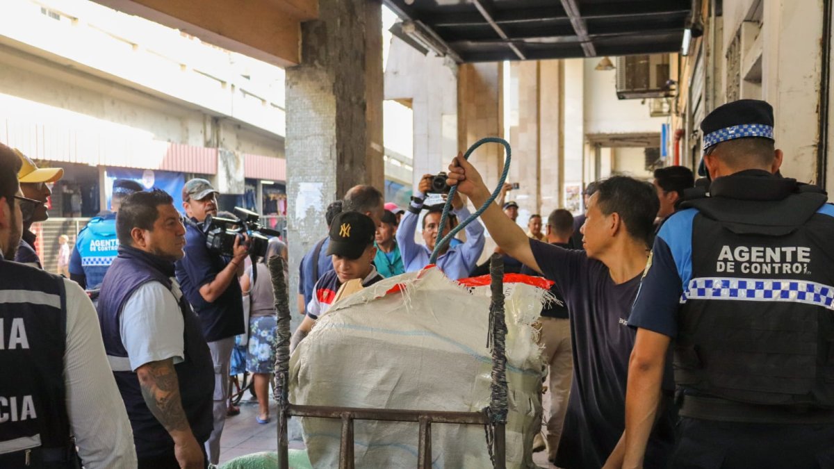 Autoridades en control de espacio público.