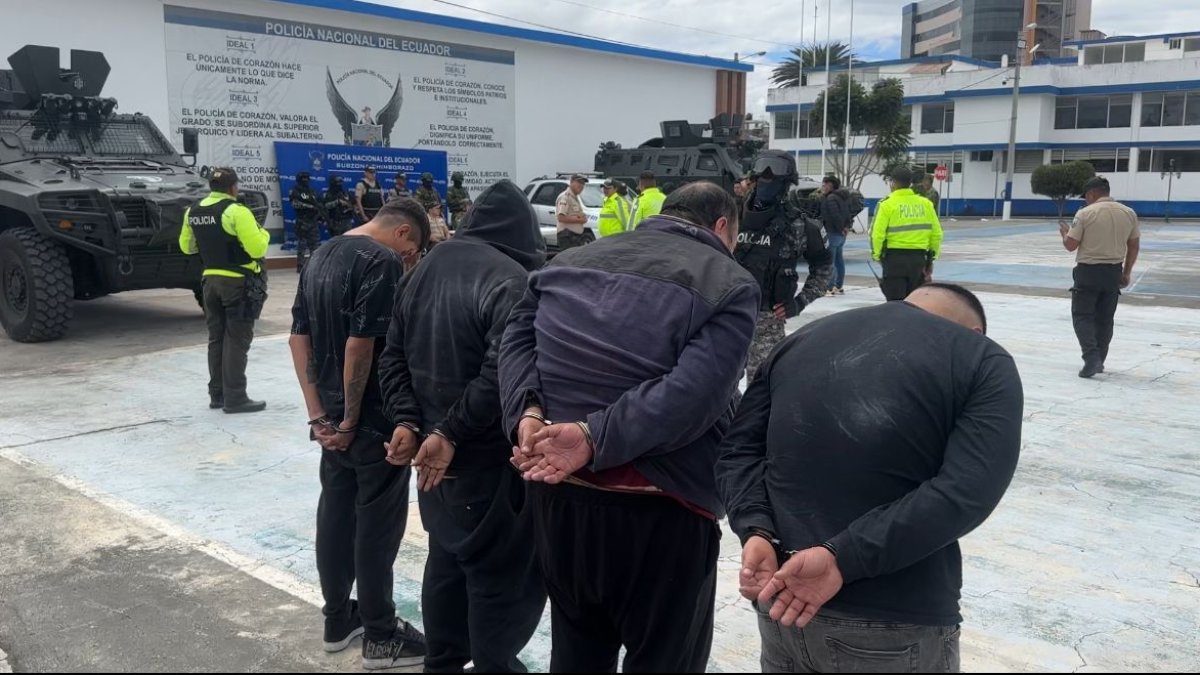 En rueda de prensa, la Policía presentó a los sospechosos del robo.