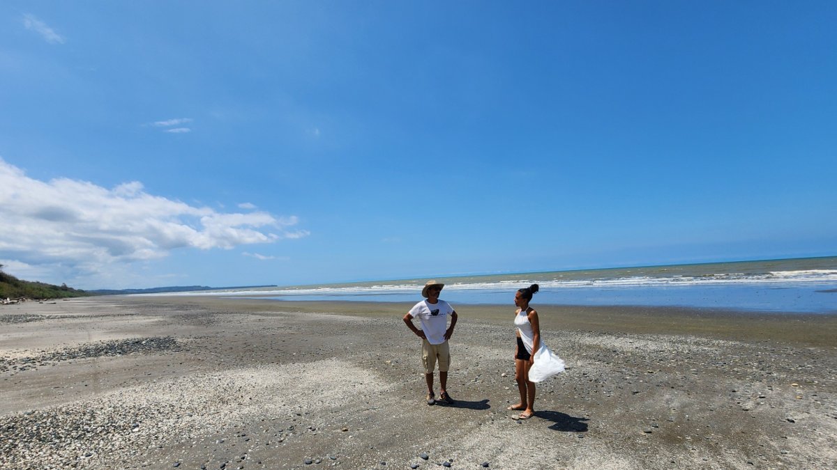 En la playa, la brisa acaricia el rostro y el olor a salitre se impregna.