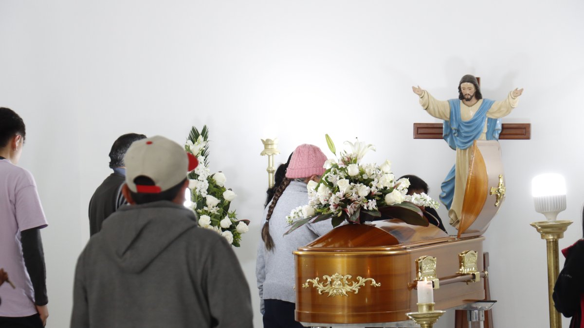 Familiares del adulto mayor velaron sus restos en una funeraria de Calderón.