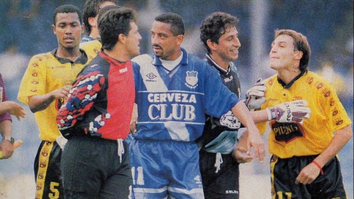 Eduardo Smith (c) en un Clásico del Astillero.