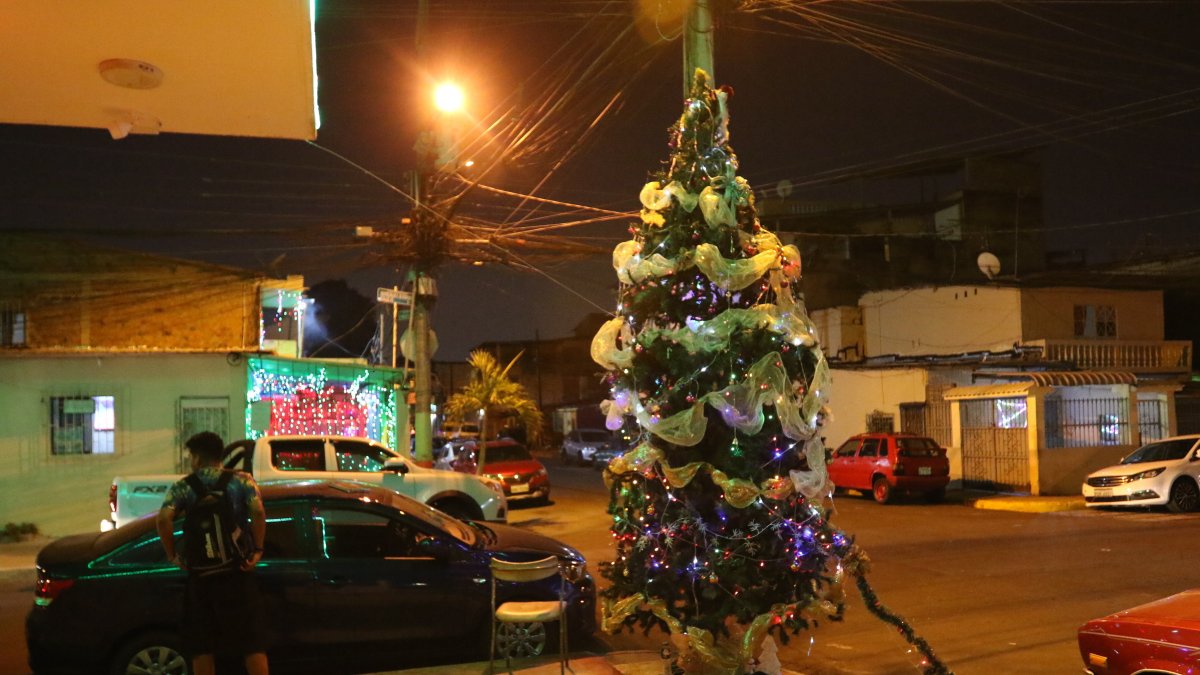 Los vecinos se encargan de decorar el árbol navideño del barrio.