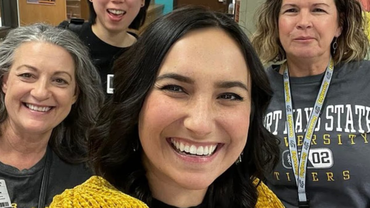 Nicole Hernandez, conocida como Nikki Baird (c), está envuelta en la pólemica.