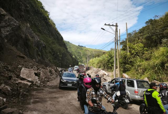 Derrumbe bloquea la vía Baños-Puyo por más de 8 horas, dejando a cientos de viajeros varados